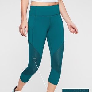 NWOT Athleta Contender Capri Teal size M